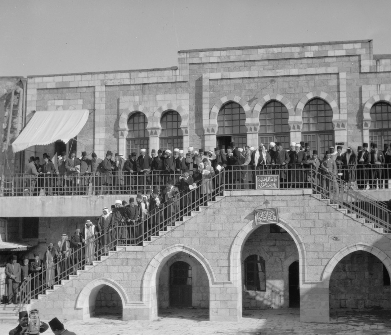Arab találkozó a Rawdat el Maaref Iskolában az Antonia-torony helyén, 1929 (bw fotó) alkotó: Unbekannt Unbekannt