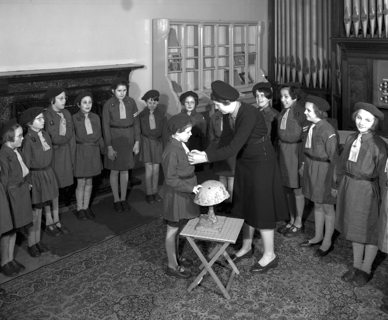 Bemutató a Brownie-csomag egyik tagjának a Royal Victoria School for the Blind-ben, Newcastle upon Tyne, Egyesült Királyság, 1962. január (bw fotó) alkotó: Unbekannt Unbekannt