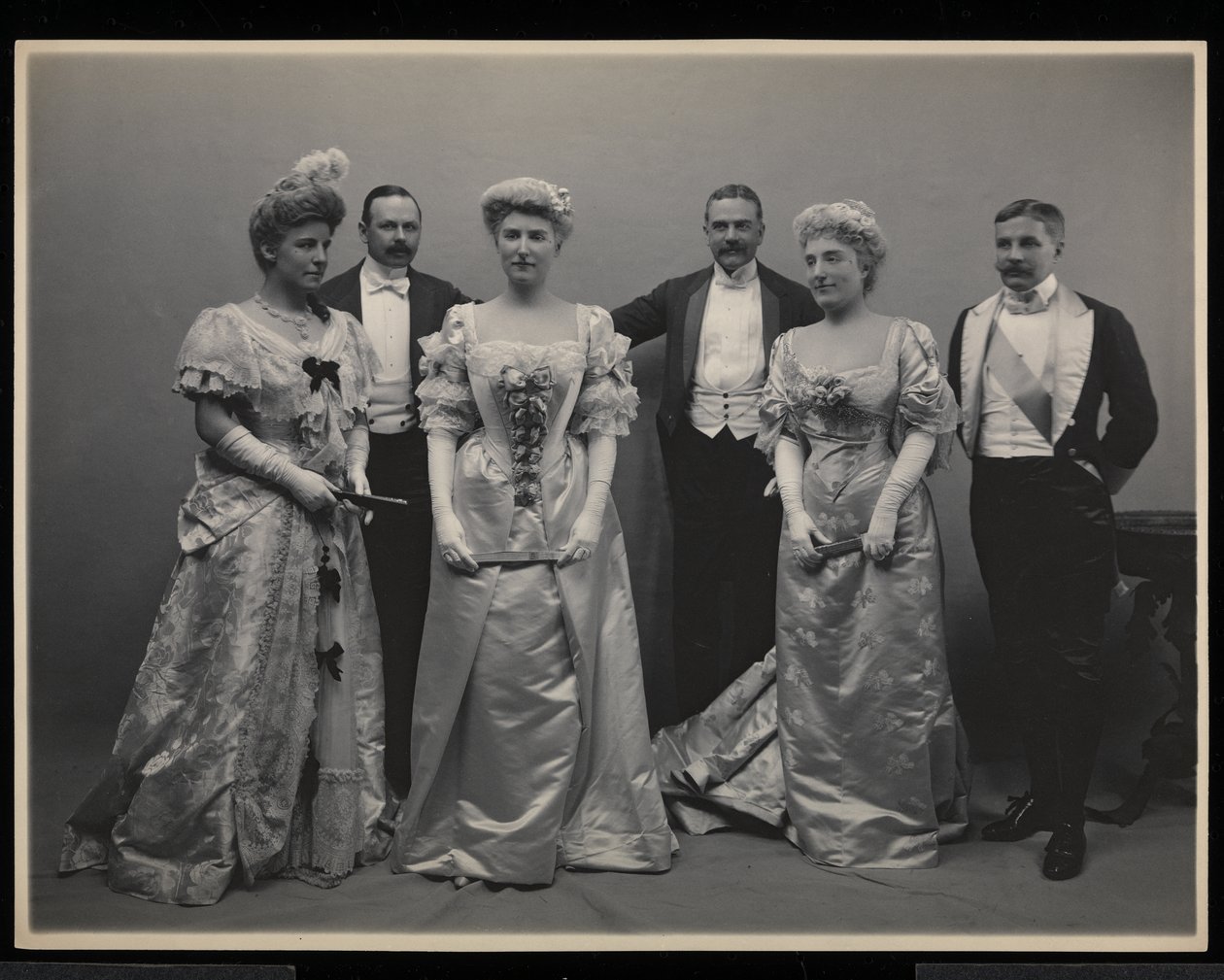 Csoportportré Mrs. Douglas Robinsonról, Franklin Plumerről, Miss Pauline Riggsről, Mr. Charles Munnról, Mrs. Garrick Riggsről és Mr. Frederick Weeksről a James Hazen Hyde Ball-on, New York, 1905. január 31. (sil) alkotó: Byron Company