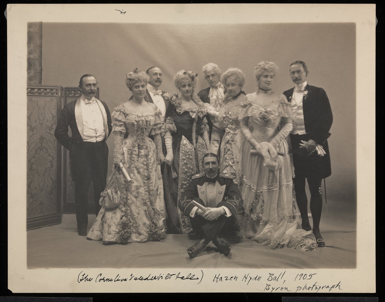 Öt férfi (köztük Coleman Drayton, August Belmont és Frank Hoppin a földön ülve) és négy nő (köztük Mrs. Stuyvesant Fish) portréja a James Hazen Hyde-bálon, New York, január 31. alkotó: Byron Company