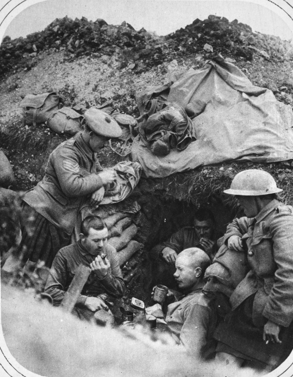 Vacsoraidő a lövészárokban: Boldog buli egy kiásott helyen a brit előrenyomulás idején, illusztráció a The Illustrated War Newsból, 1916. szeptember 6. alkotó: English Photographer