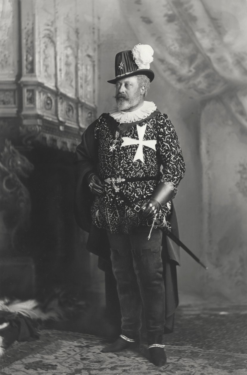 A walesi herceg a Máltai Knights Hospitallers Nagymesterének jelmezében, a Devonshire House Ball-on 1897. július 3-án a Devonshire House-ban, Piccadilly, London alkotó: Lafayette Studio