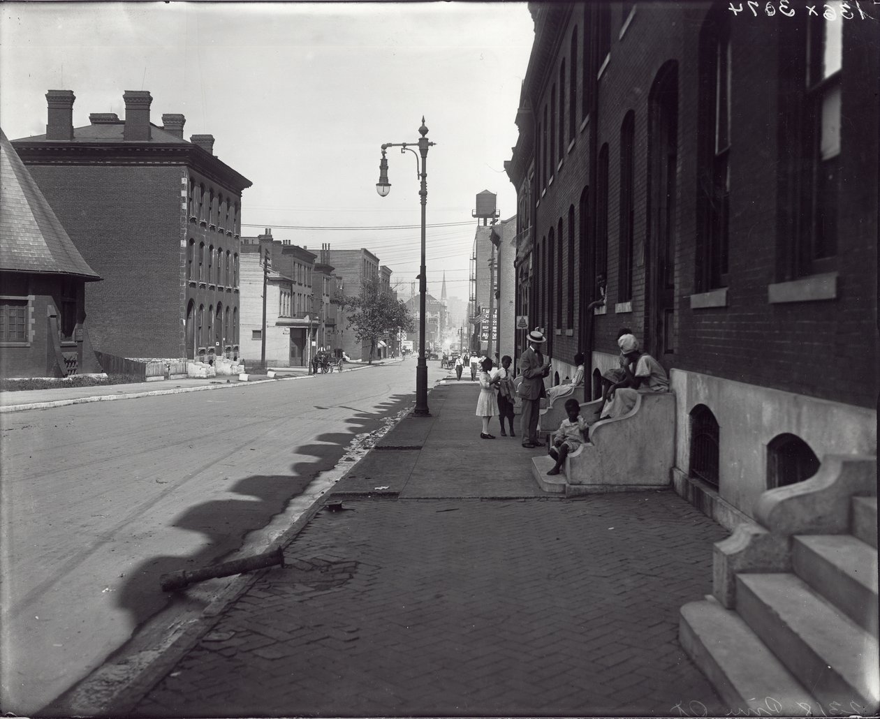 Afro-amerikai család a 2318 Pine Street előtt alkotó: Unknown