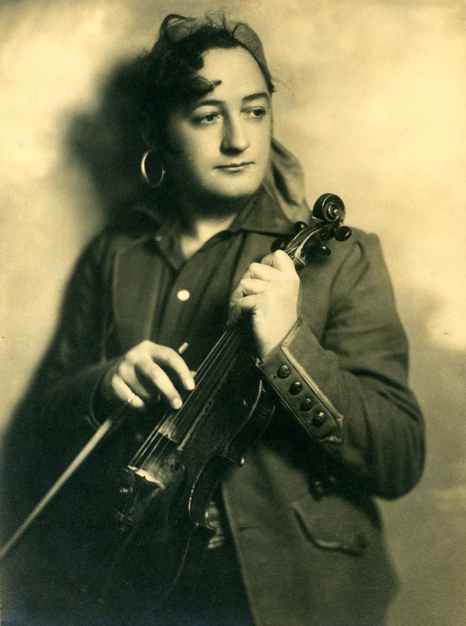 Alfred Gill hegedűt tart, 1933 körül alkotó: Unknown