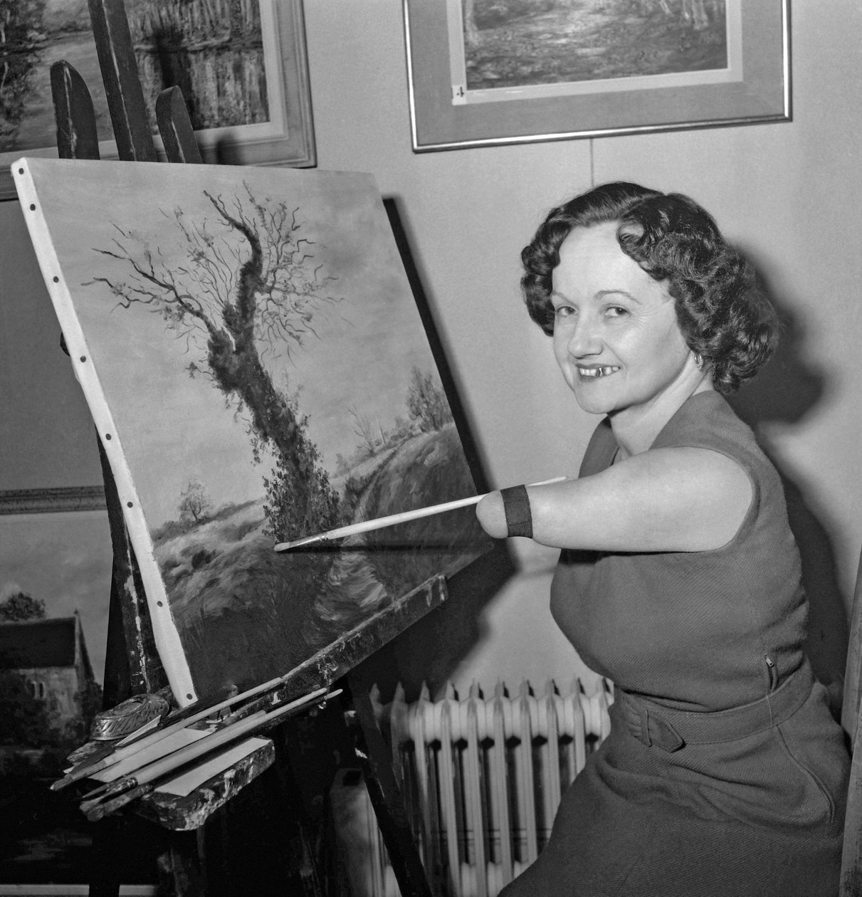 Denise Legrix, láb és alkar nélkül született) vászonfestés, Párizs, 1960. november 21. alkotó: Unknown