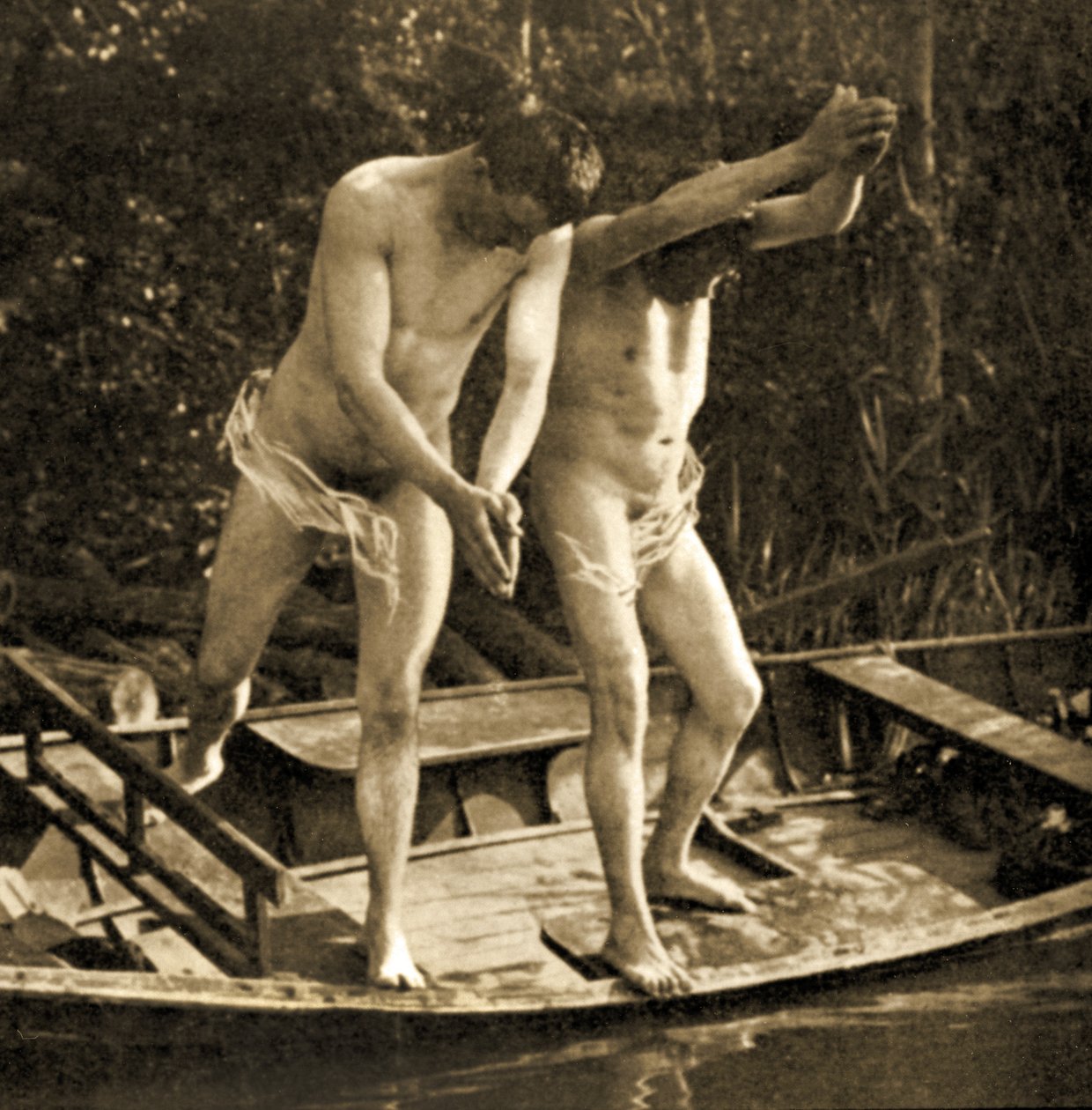 Búvárkodás egy evezős csónakról, 1910 körül (szépia fotó) alkotó: Unknown