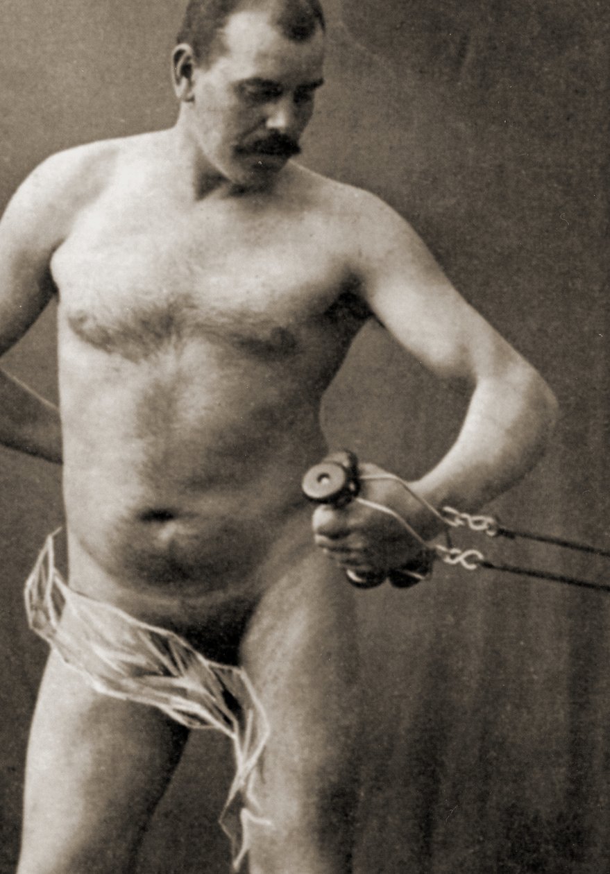 Meztelen férfi, aki egy kábelgép fogantyúját tartja, 1910 körül (szépia fotó) alkotó: Unknown