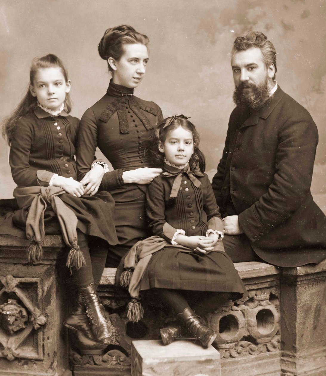 Alexander Graham Bell, felesége, Mabel Gardiner Hubbard és lányaik, Elsie és Marian portréja 1885 körül alkotó: Unknown