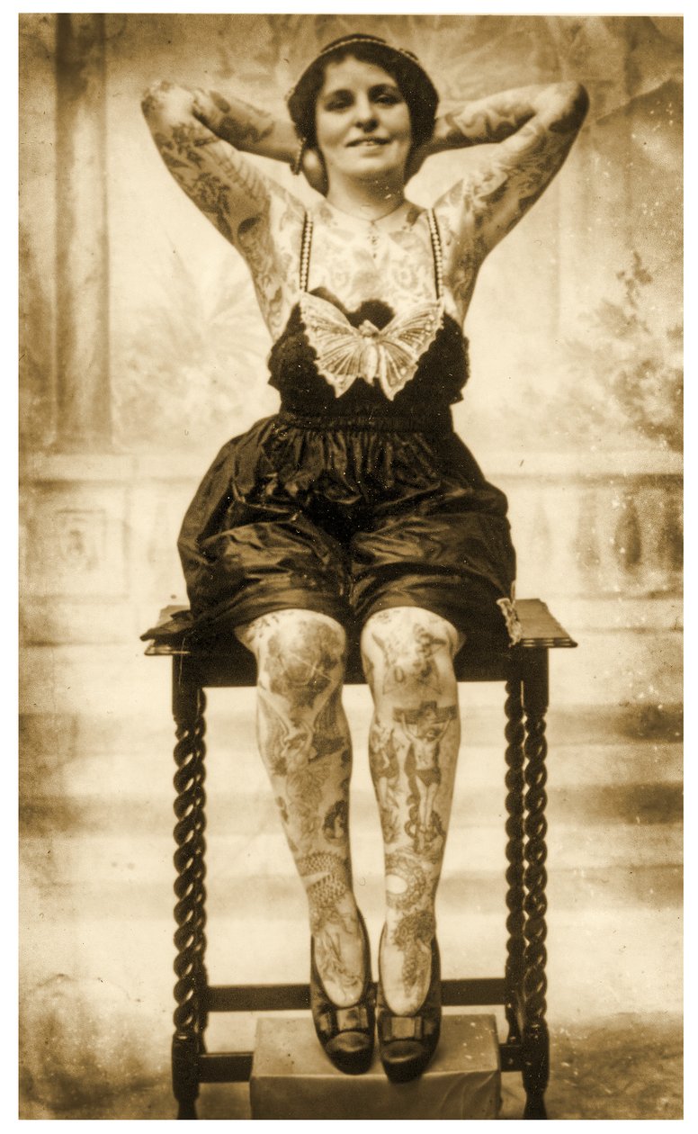 Egy ülő tetovált nő portréja, 1895 körül (Szépia fotó) alkotó: Unknown