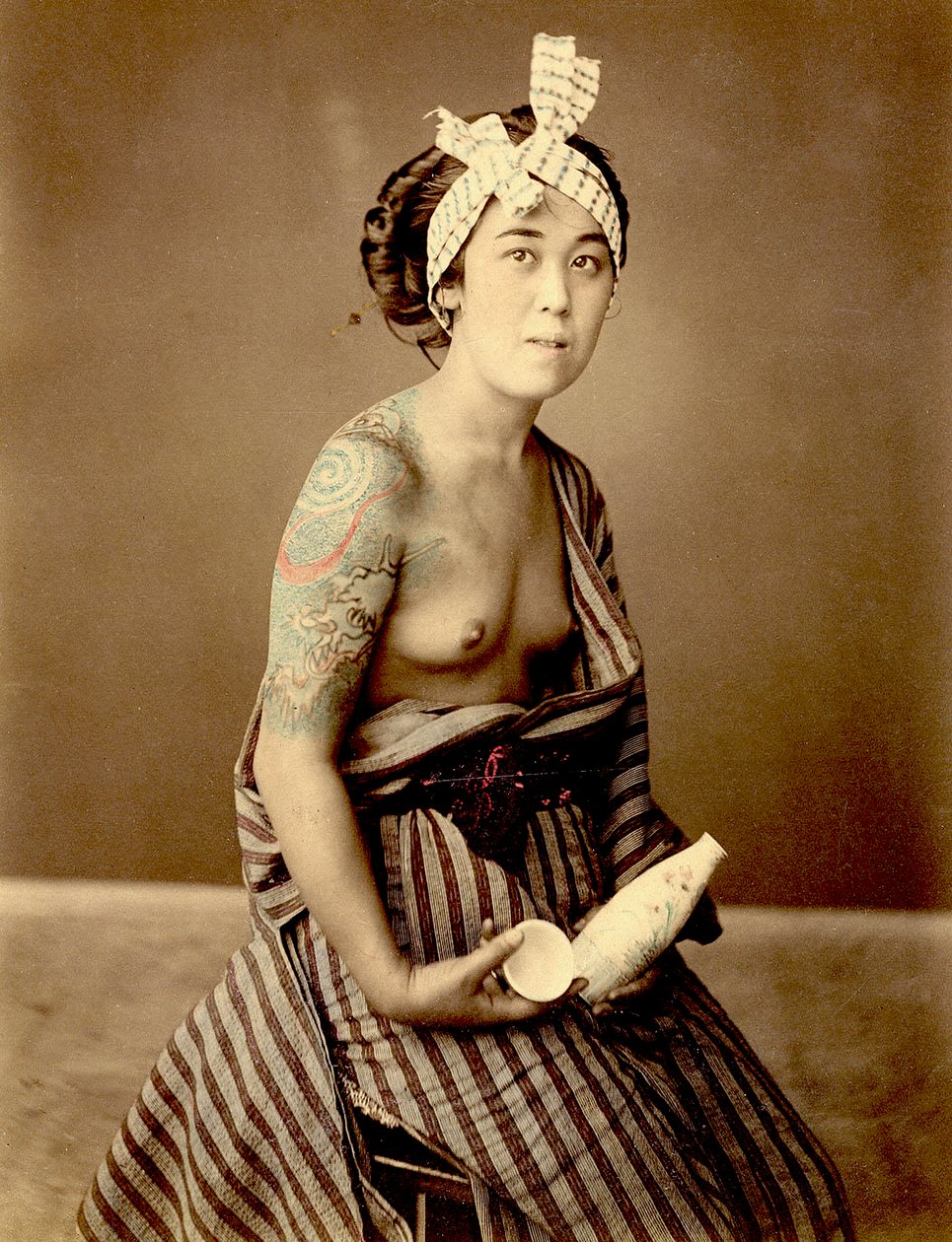 Tetovált japán nő, 1890 körül (kézzel színezett fotó) alkotó: Unknown