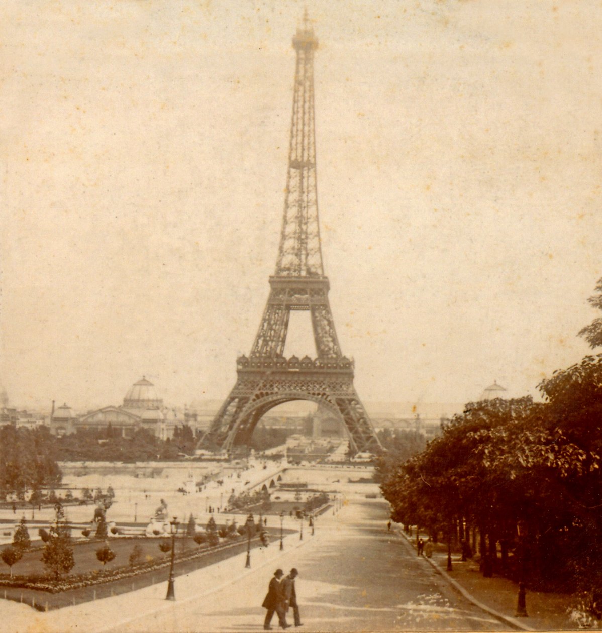 Kilátás az Eiffel-toronyra és a Galerie des Machines-re a Jardins du Trocadéorn-ból, Párizs, Franciaország c. 1889 alkotó: Unknown