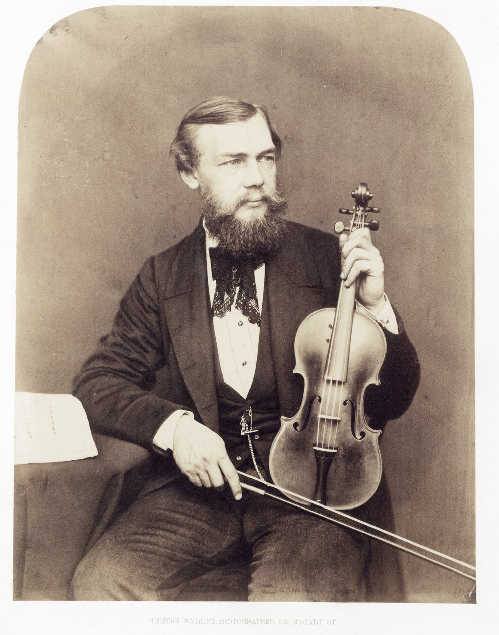 Stradivariussal ülő hegedűs. alkotó: Unknown