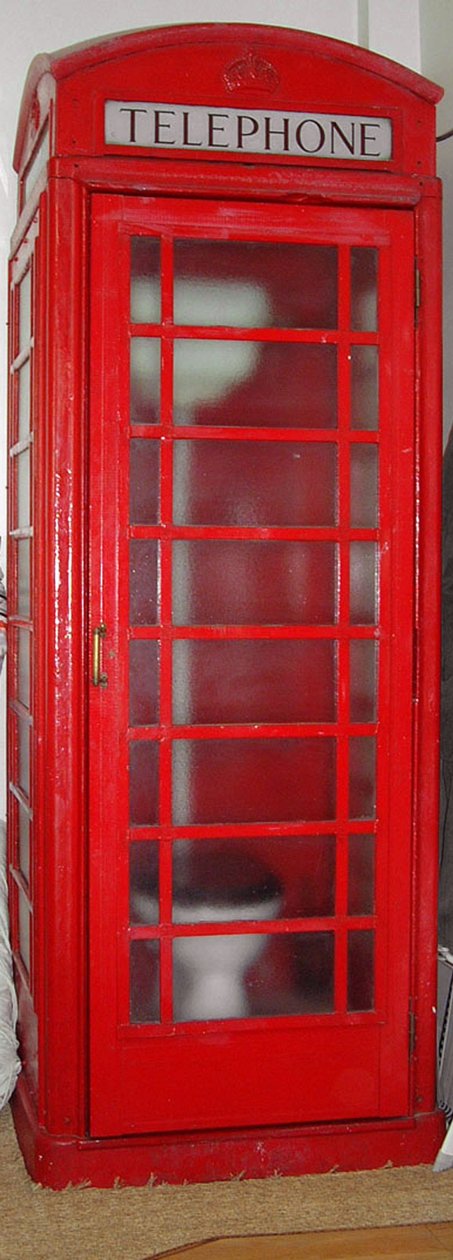 WC telefonfülkében alkotó: Unknown