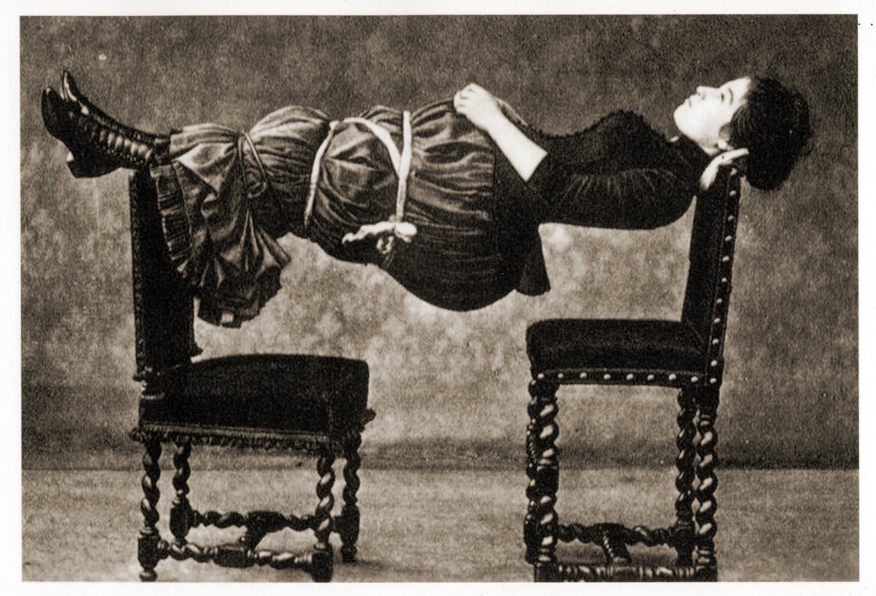 levitáló nő, 1890 körül alkotó: Unknown