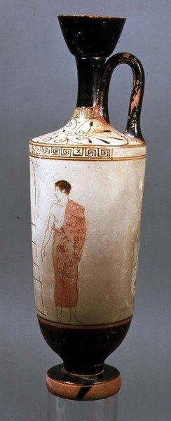 Padlás, fehér alapon készült lekythos, szürke himációba öltözött fiatallal díszítve, Lauriumból, Attikából, ie 450-425 körül (kerámia) (a verset lásd: 104791) alkotó: Achilles Painter