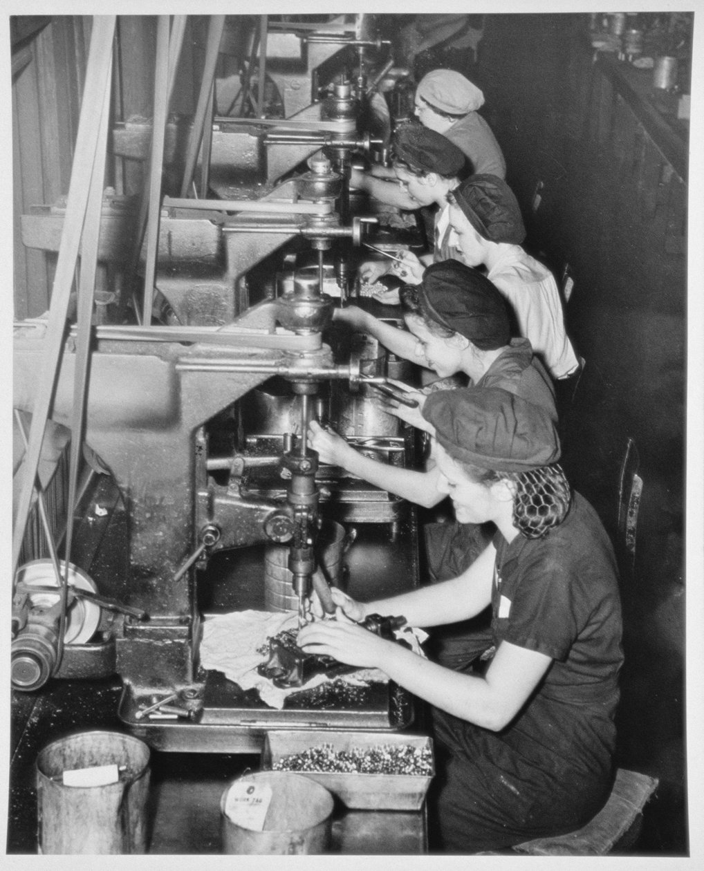 Repülőgép-alkatrészeket szerelő nők gyárakban, 1943 körül alkotó: American Photographer