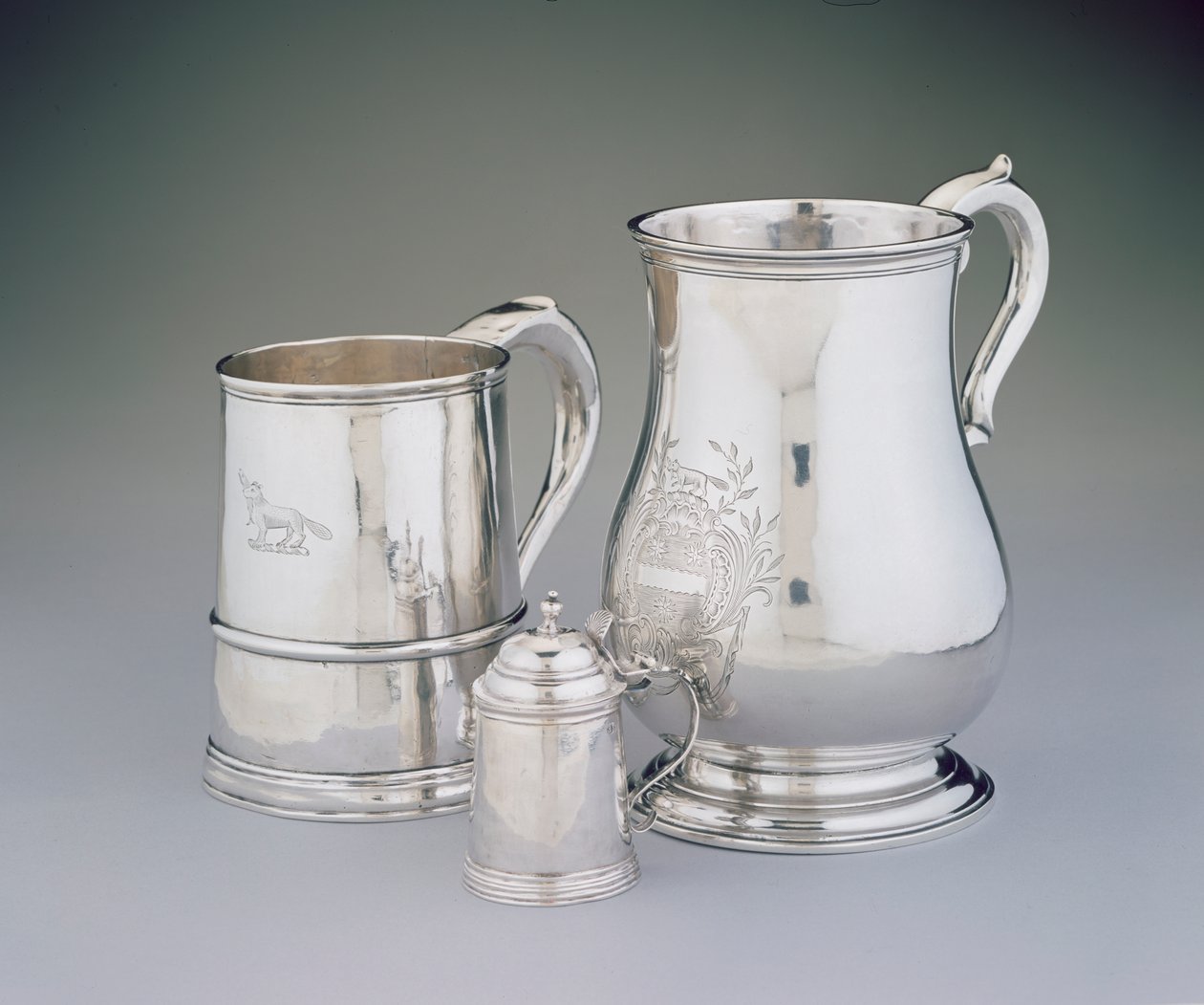 LtoR: Bögre, 1725-35 John Burt (1692-174546) miniatűr tankard, 1757 körül Samuel Edwards (1705-62) és konzerv, 1760 körül Benjamin Burt (1729-1805) Bostonból, Massachusetts (ezüst) alkotó: American School