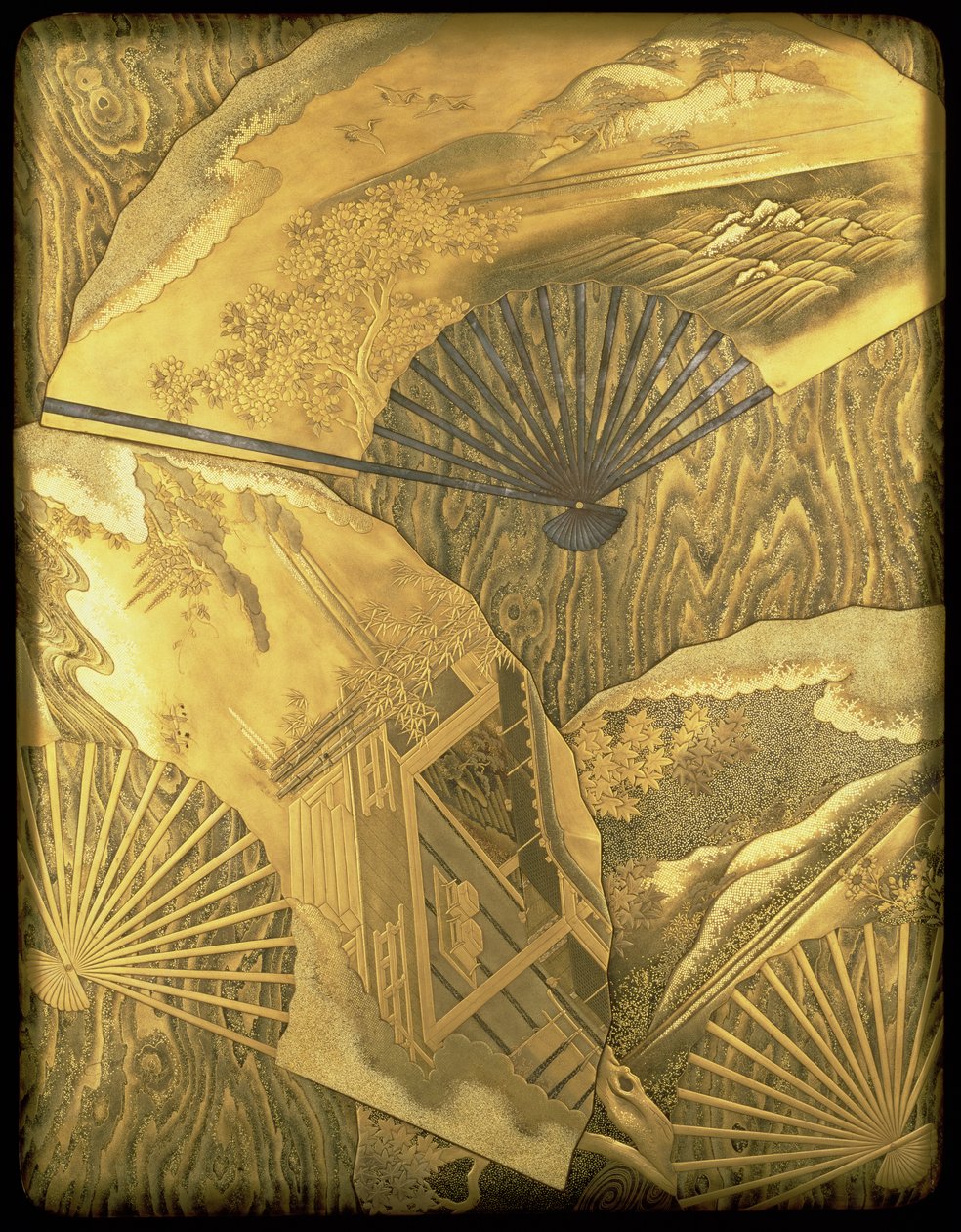 Doboz és fedél legyeződíszítéssel, tájképekkel egy faszemcsés mokume talajon, amelyet Matsudaira Dainagon noto no Kami, Mino tartományból, 1714-ben mutatott be a Gojo-innek, Qing-dinasztia (lakk alkotó: Chinese School