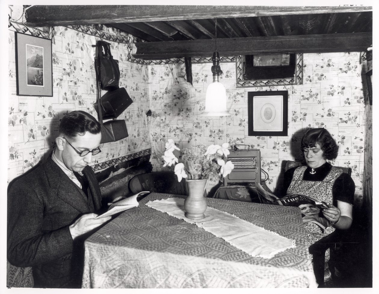 Egy pár egy légitámadás menedékhelyen, 11 Cardigan Avenue, Leeds, 1940. október 15. alkotó: English Photographer