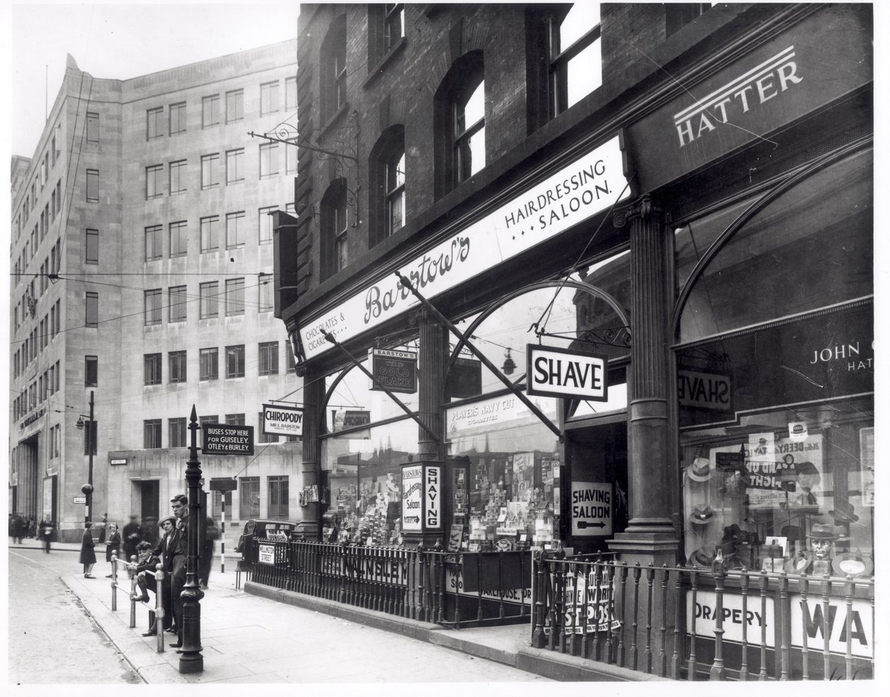 Barstows fodrászat a Wellington Streeten, Leeds, 1939 alkotó: English Photographer