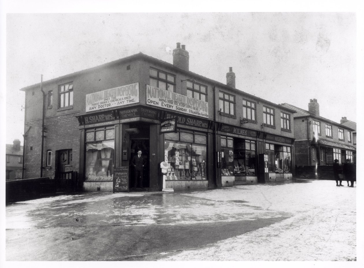 Harold Sharp National Health Dispensing Chemist, Rookwood Parade, York Road, Leeds, 1936 alkotó: English Photographer