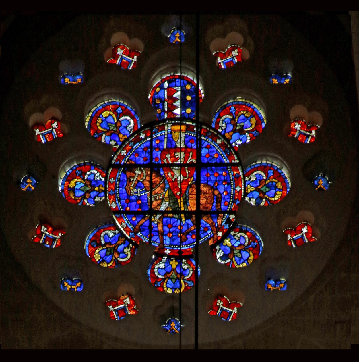 Simon de Montfortot ábrázoló rózsaablak, Chartres-i katedrális alkotó: French School