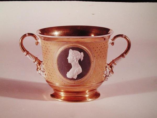 Sevres-i csésze Jozefin császárnő (1763-1814) kámea portréjával (porcelán) alkotó: French School