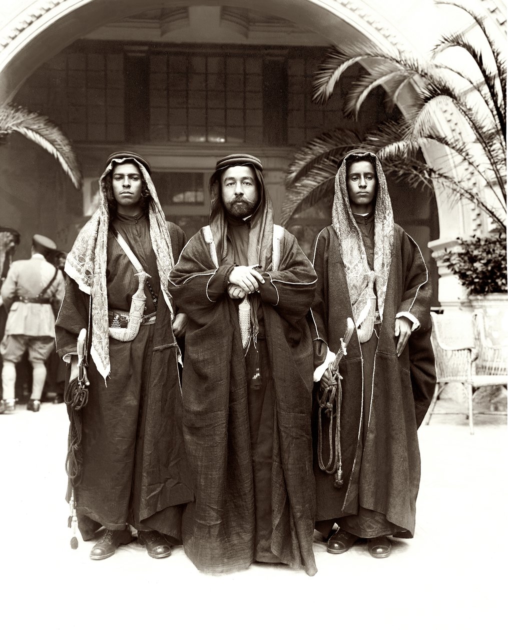 Abdullah serif (középen) Jwayber el-Otaiby sejkkel (jobbra) az Otaibeh törzsből, 1921 alkotó: A. Reid