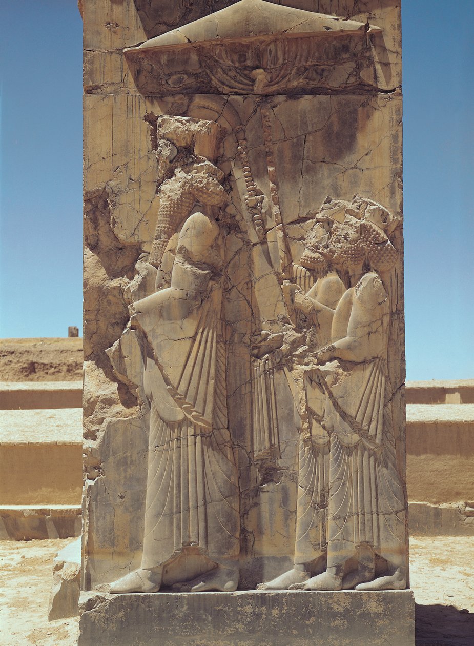 I. Xerxészt (i.e. 519-465 körül) ábrázoló dombormű két kísérővel alkotó: Achaemenid