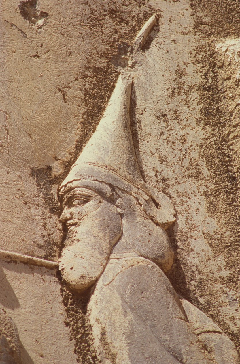 Skunkha, a lázadó király, szkíta kalapban, részlet Dareiosz emlékművéből, ie 521-19 alkotó: Achaemenid