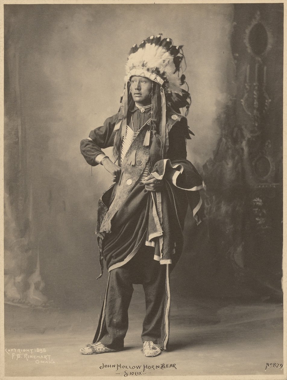 John Hollow Horn Bear, sziú alkotó: Adolph F. Muhr