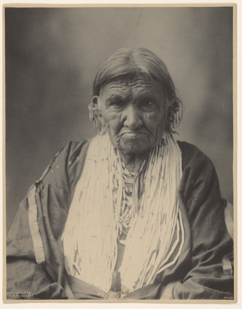 Mrs Joseph Street, Winnebago alkotó: Adolph F. Muhr