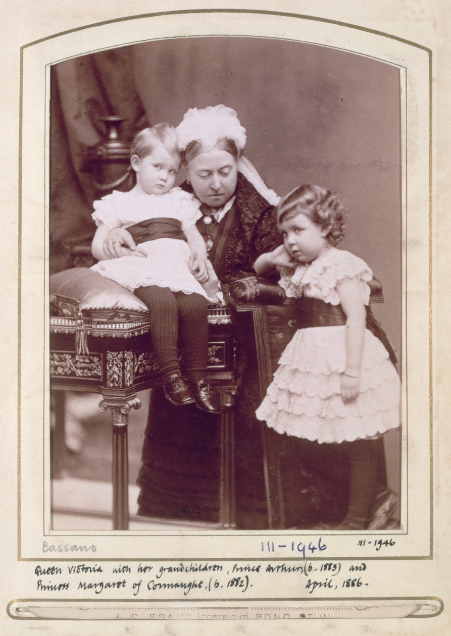 Viktória királynő (1819-1901) unokáival, Arthur herceggel (1883) és Margit konyai hercegnővel (1882) 1886. április (szepia fotó) alkotó: Alexander Bassano