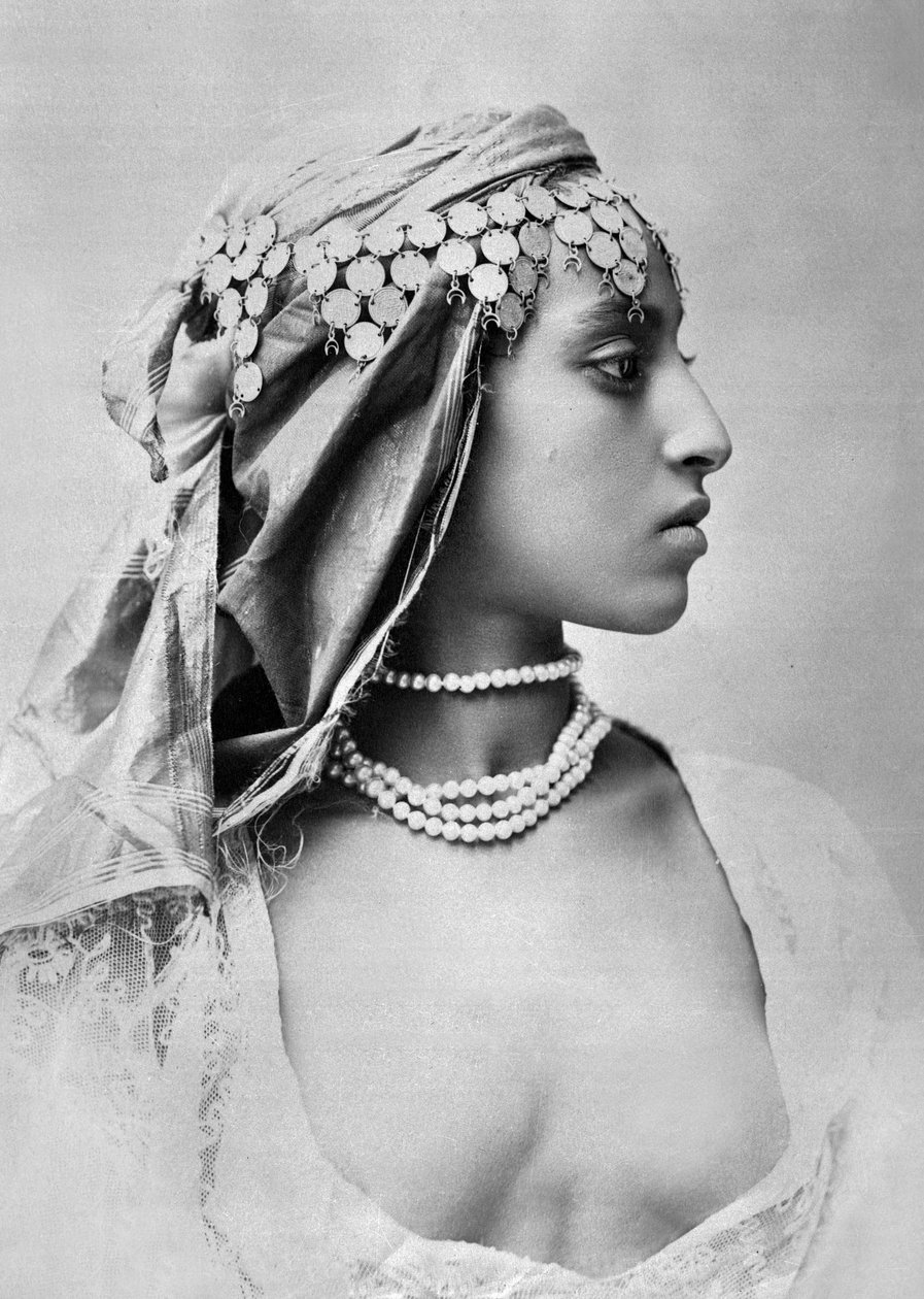 Fiatal algériai nő, 1890-1900 körül (fekete-fehér fotó) alkotó: Alexandre Leroux