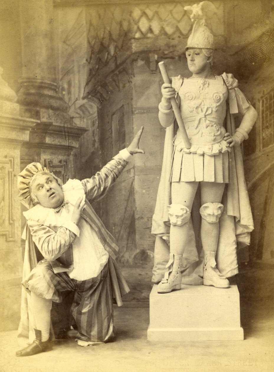 A szobor és a Sganarelle, a „La Statue du Commandeur” vagy a „Don Juan Upto Date” című produkcióból, 1892 (kabinetfotó) alkotó: Alfred Ellis