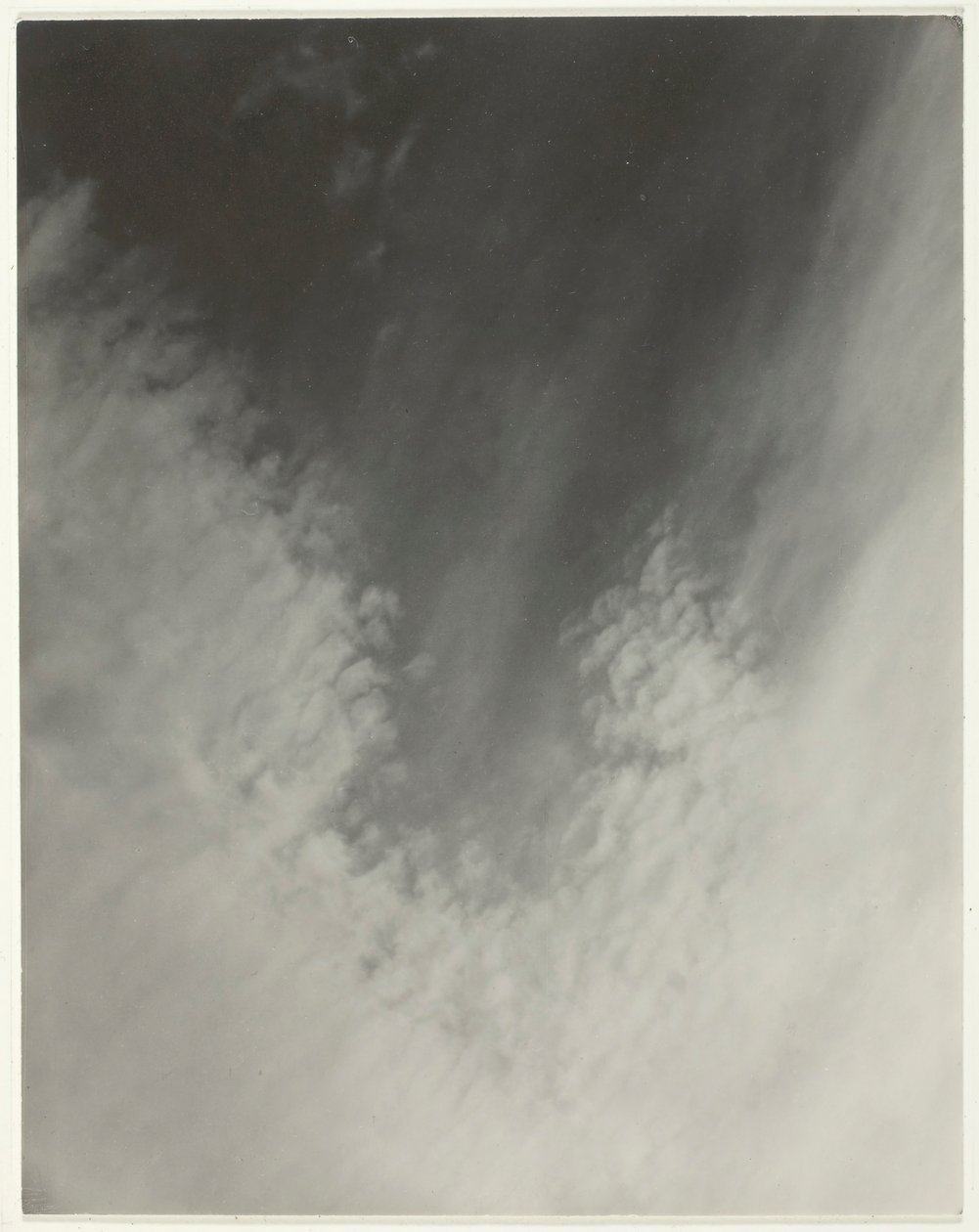 Egyenértékű, az 1923. évi 2. sorozat E-nyomatából. alkotó: Alfred Stieglitz