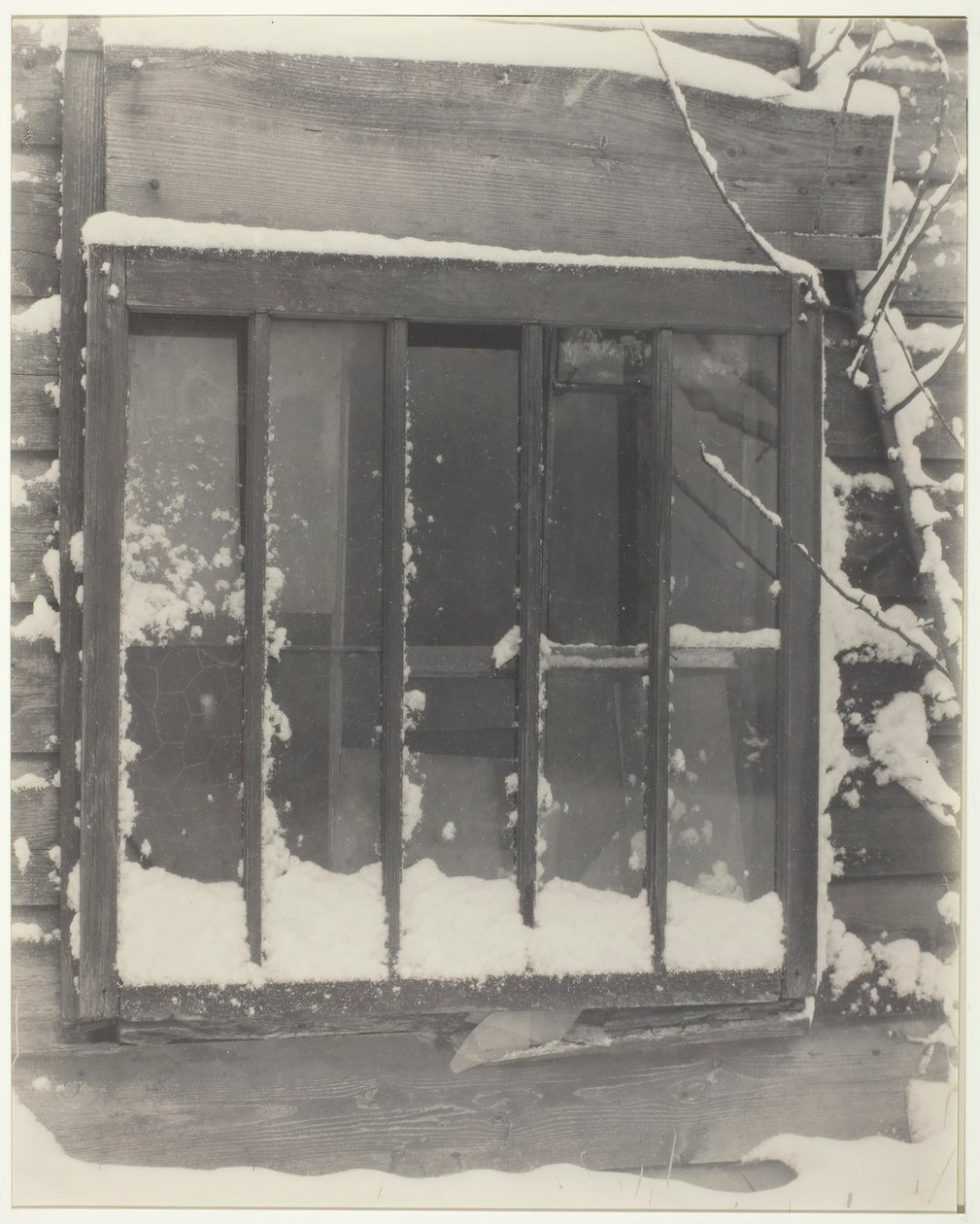 Ablak: fa, üveg, hó, 1923. alkotó: Alfred Stieglitz