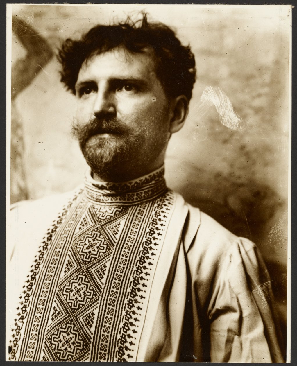 [Önarckép divatos ingben] alkotó: Alphonse Maria Mucha