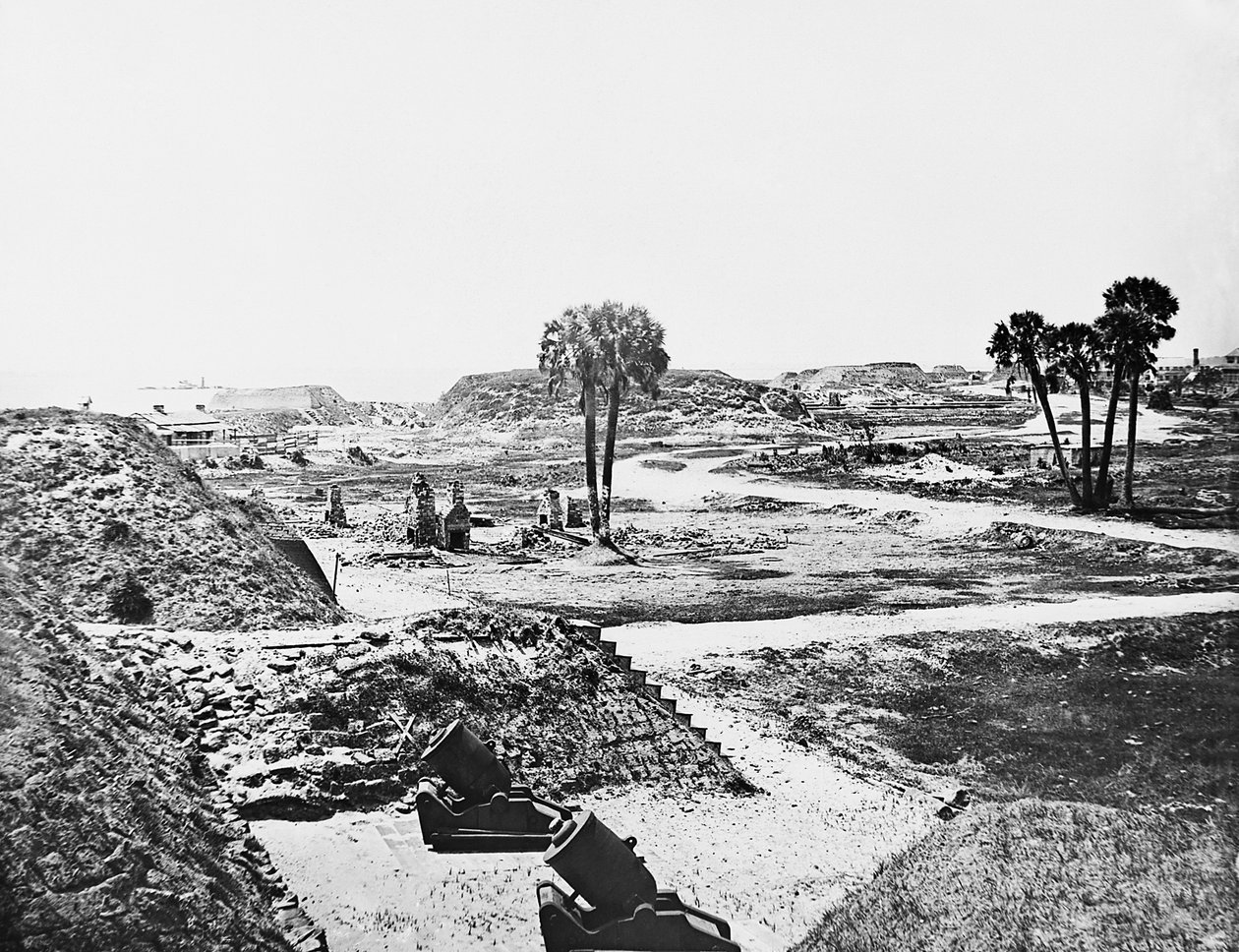 Elhagyott habarcsok és üres konföderációs erődítmények a Fort Moultrie mellett a Sullivans-szigeten, Charleston Harbor, Dél-Karolina, 1865 alkotó: American Photographer