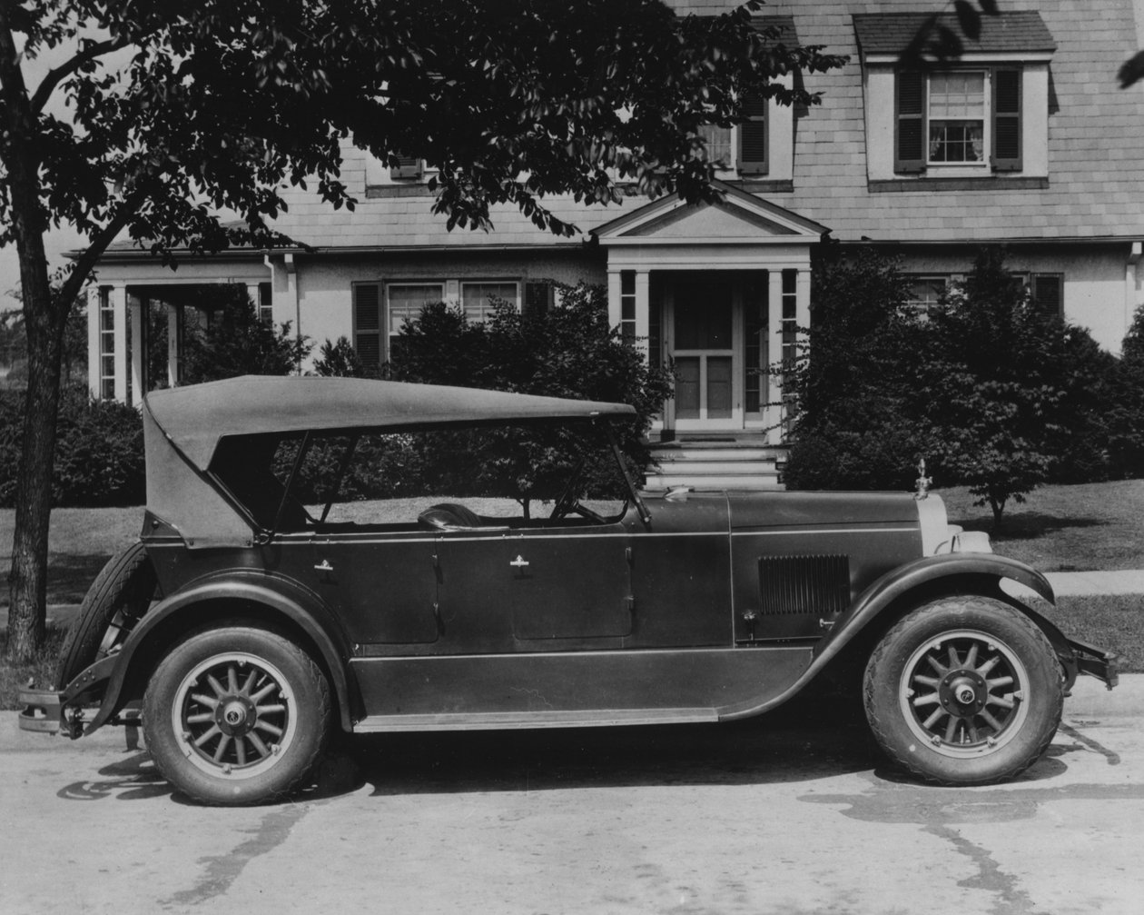 DuPont autó a ház előtt, 1919-30 körül alkotó: American Photographer
