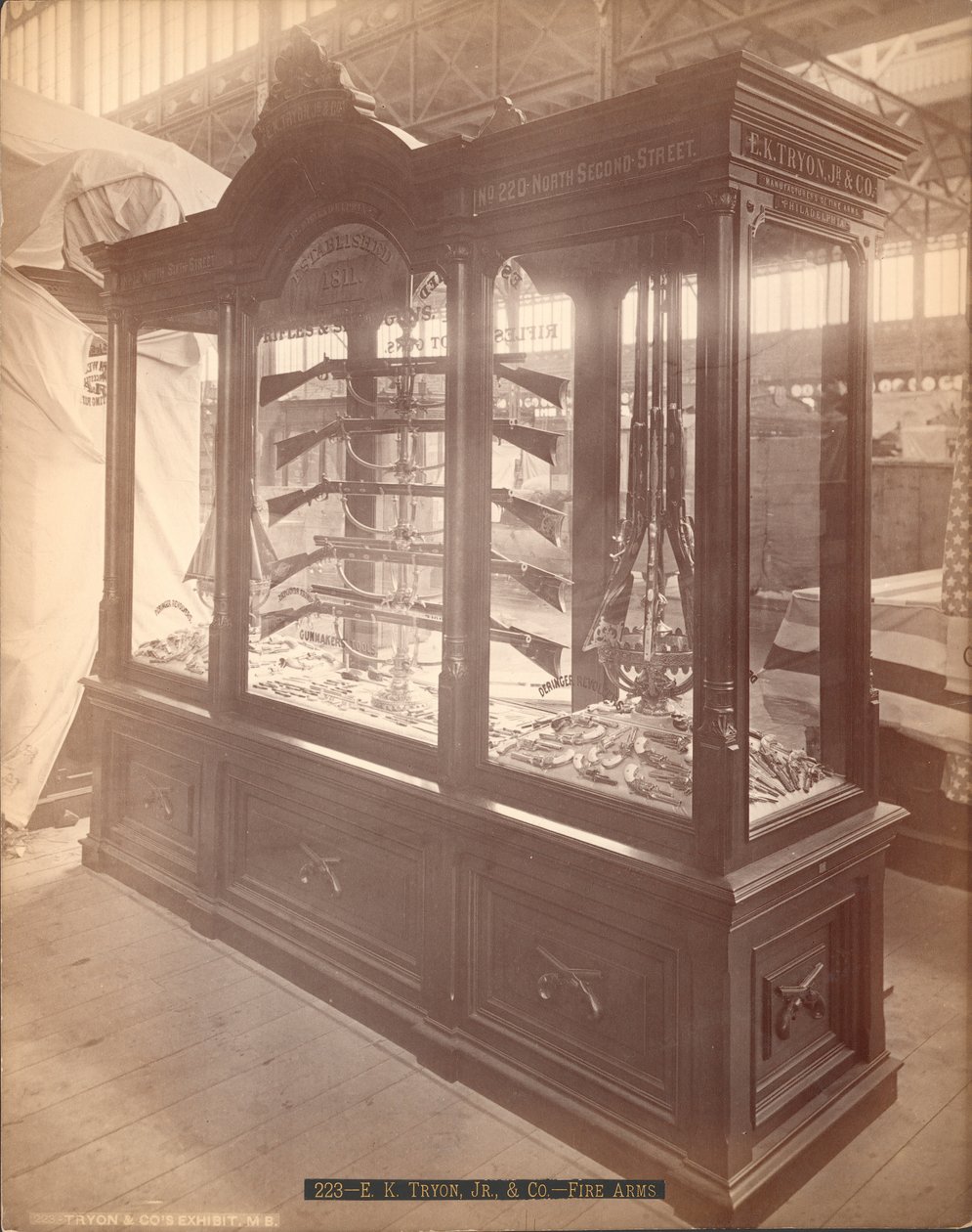 E.K. Tryon Jr. und Co. Firearms, Philadelphia Centennial Exposition, 1876 (albumnyomat) alkotó: American Photographer