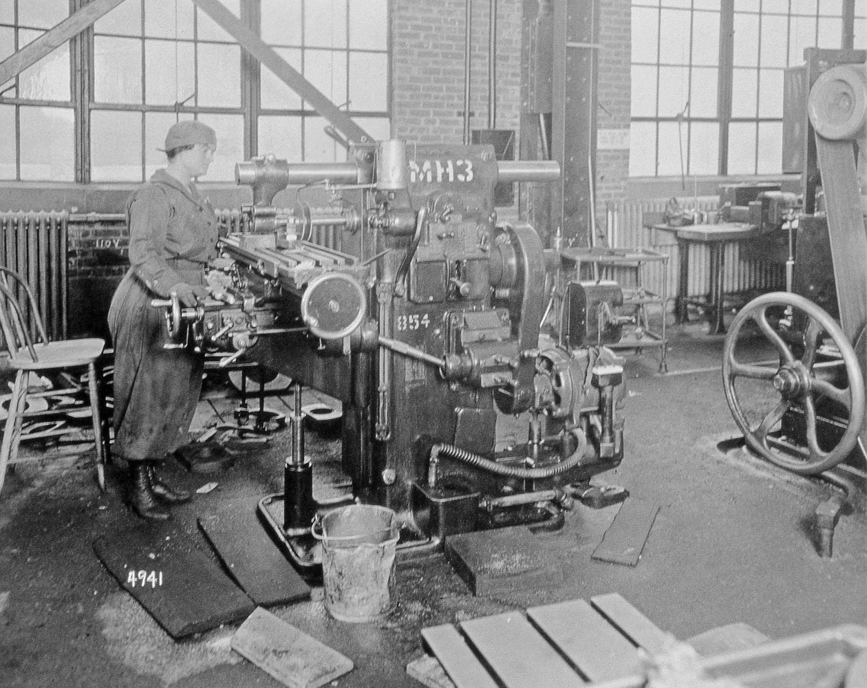 Női munkás egy gyárban az első világháború alatt, 1917 körül alkotó: American Photographer