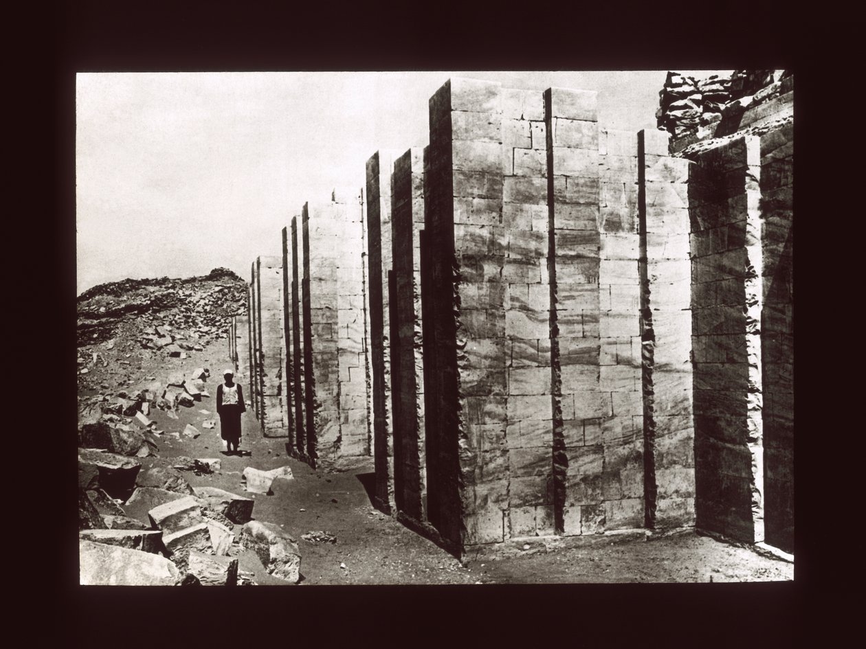A lépcsős piramis mészkőből készült kerítése, Sakkara, 3. dinasztia (lámpás csúszda) alkotó: American Photographer