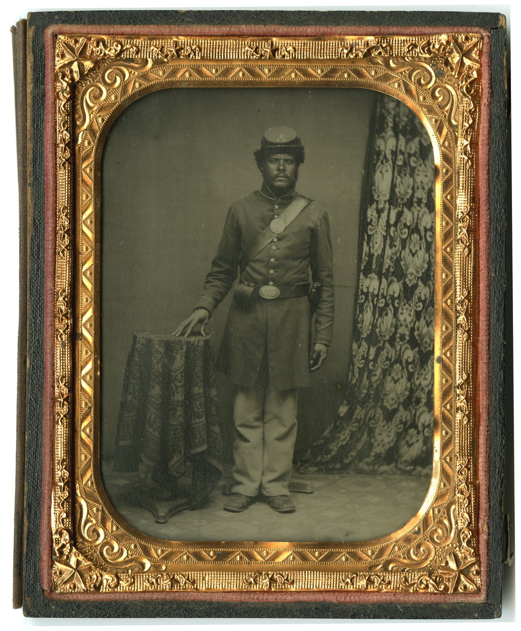 Fekete katona portréja, I. közlegény, 54. tömeggyalogság, 1863 körül (ambrotípia kép) alkotó: American Photographer