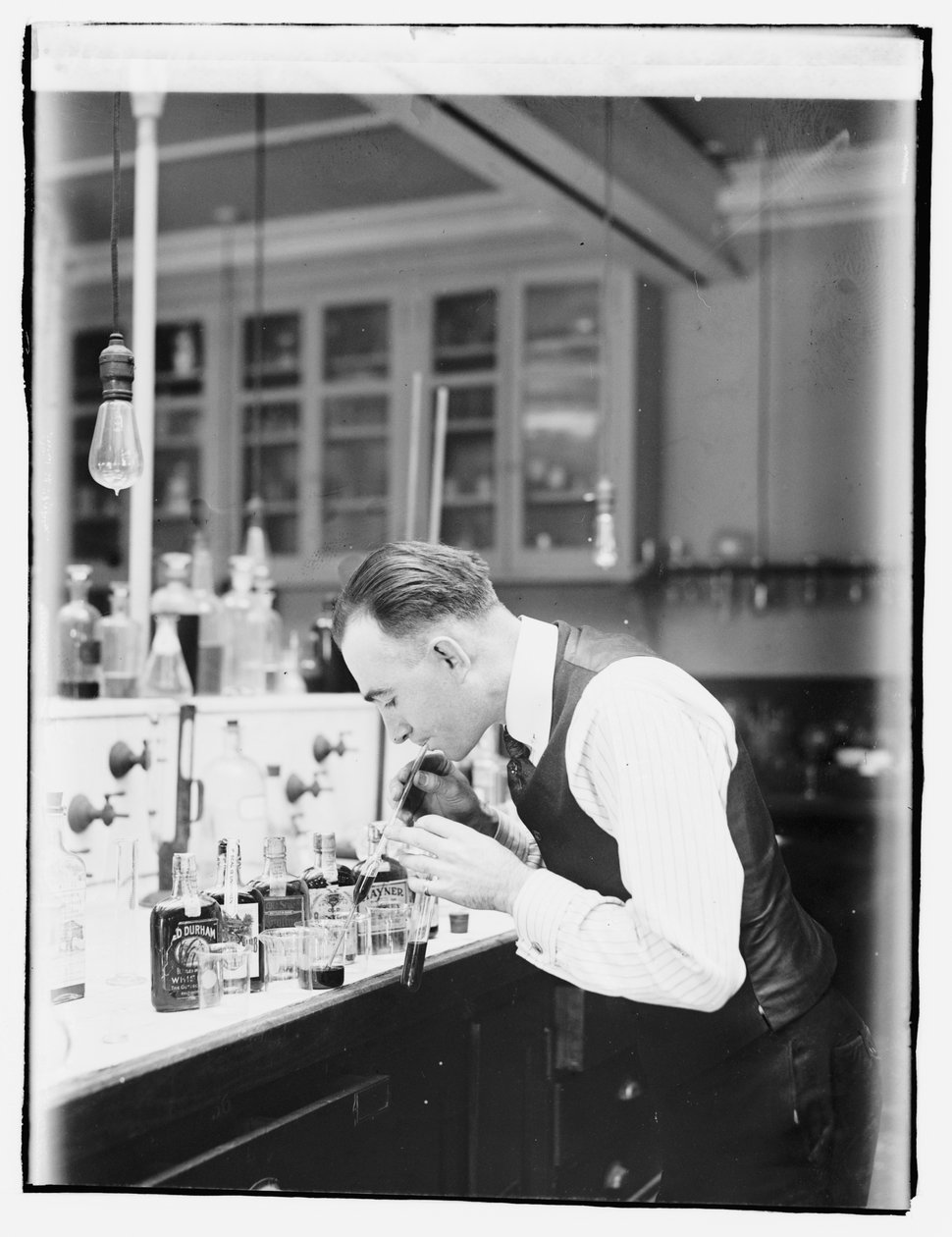 Az Internal Revenue Bureau vegyész G.F. Beyer alkotó: American Photographer