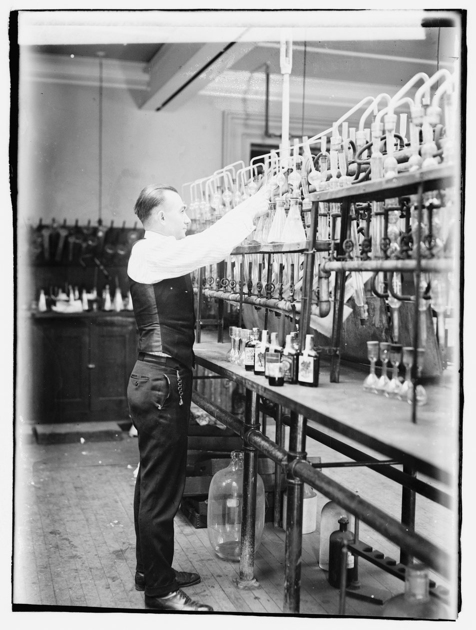 Az Internal Revenue Bureau vegyész G.F. Beyer alkotó: American Photographer