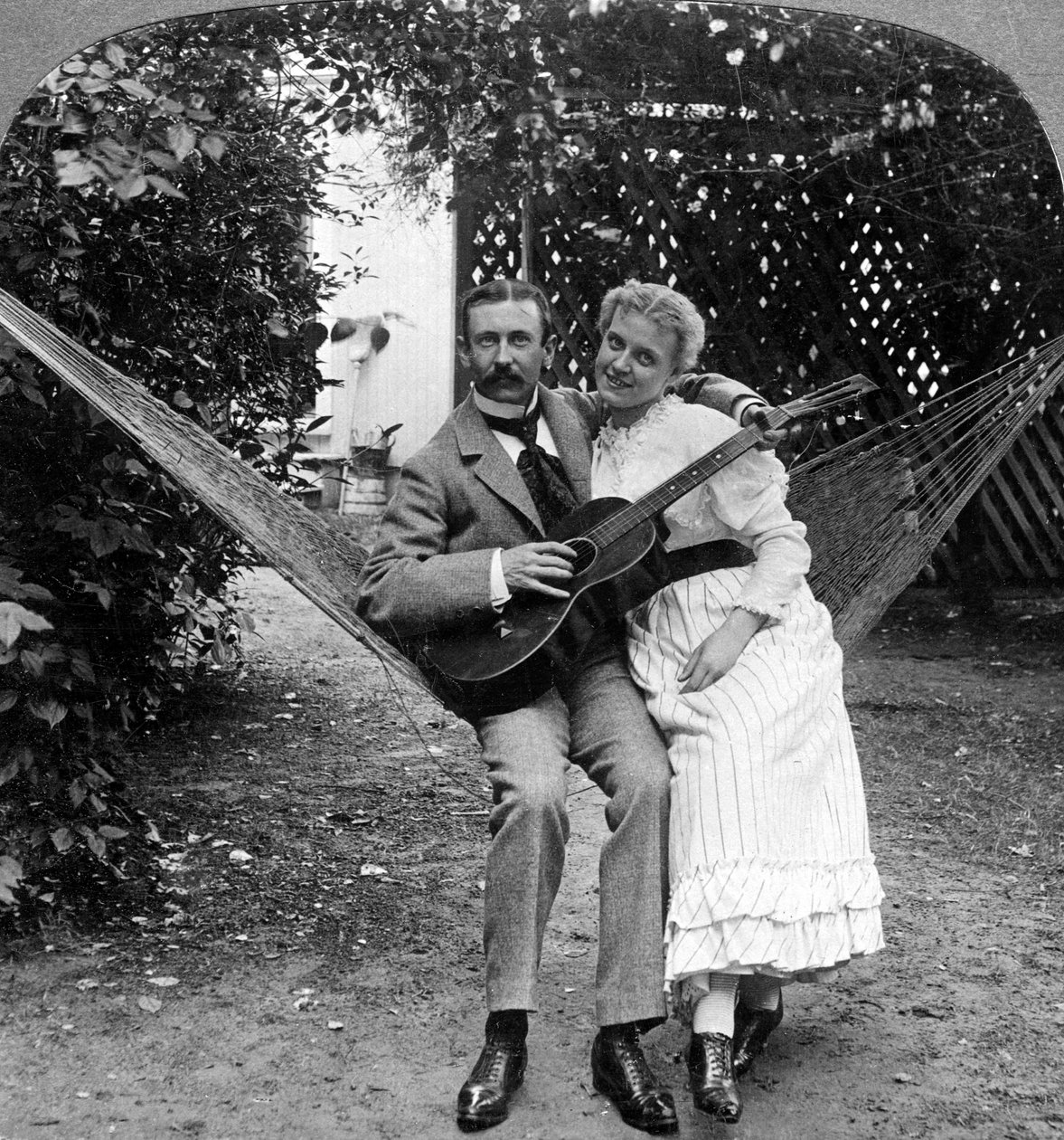 A zenés pár a függőágyban. alkotó: American Stereoscopic Company