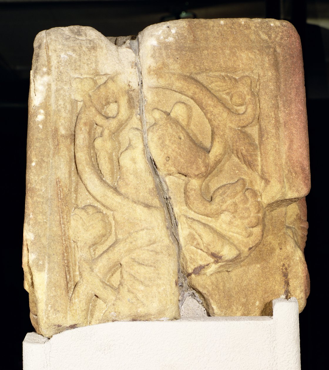 Rothbury Cross aknatöredék, lakott tekercssel díszítve, i.sz. 800-850 alkotó: Anglo Saxon