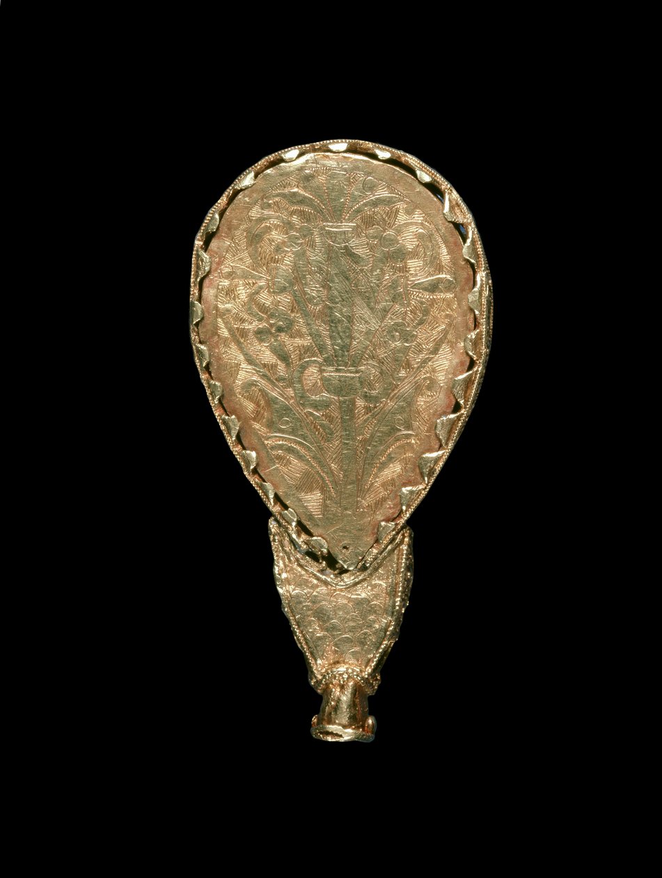 Az Alfred Jewel (arany, hegyikristály és zománc) (hátlap) (előlapját lásd: 100551) alkotó: Anglo Saxon