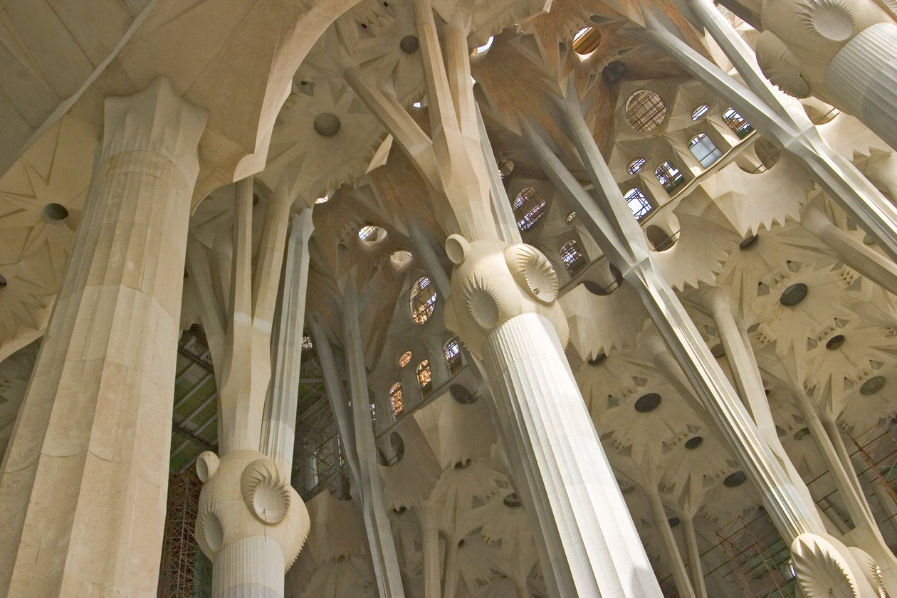 Mennyezet belső alkotó: Antonio Gaudi